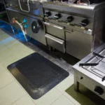 Ergonoomilised matid 46 Must FloorStudio ergonoomiline matt profiköögi pliitide ja roostevaba tehnika ees