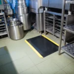 Ergonoomilised matid 47 Kollaste ohutusservadega must FloorStudio ergonoomiline matt suurköögi roostevaba inventari vahel