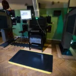 Ergonoomilised matid 53 Kollaste ohutusservadega FloorStudio ergonoomiline matt tehnilises kontrollruumis ekraanide ees