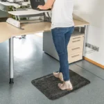 Ergonoomiline ja reljeefne must matt seisulaua taga kontoris