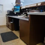 Must ergonoomiline matt hotelli vastuvõtu- või infoleti taga