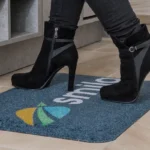 Värvilise logoga ergonoomiline matt hotelli vastuvõtulaua ees