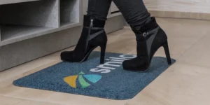 Värvilise logoga ergonoomiline matt hotelli vastuvõtulaua ees