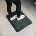 Hall ergonoomiline pehmendusega matt jalgade all kontorikeskkonnas