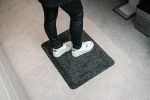 Hall ergonoomiline pehmendusega matt jalgade all kontorikeskkonnas