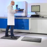 Hallid ergonoomilised matid laboratooriumis seisulaua taga