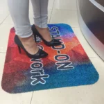 Disainiga ja mustriga ergonoomiline matt teenindusleti taga