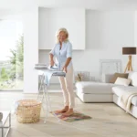 Ergonoomiline matt triikimislaua taga kodukasutuses