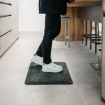 Must ergonoomiline matt seisulaua taga avatud kontorikeskkonnas