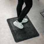 Must ergonoomiline matt seisulaua taga avatud kontorikeskkonnas