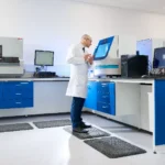 Ergonoomiline ja reljeefne must matt seisulaua taga kontorikeskkonnas