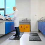 Professionaalsed ergonoomilised matid laboratooriumis töölaudade ja seadmete ees