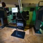 Ergonoomilised matid 65 Must FloorStudio ergonoomiline matt paigaldatuna tehnilise ruumi põrandale seadmete ja ekraanide ette