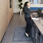 Hall ergonoomiline matt kaasaegses kontoris teenindusleti ees