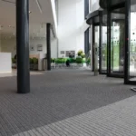 Harjasmatid 8 Suuremõõtmeline hall harjaspinnaga porirest ärihoone fuajees