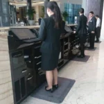 Administraator seismas hallil ergonoomilisel matil teenindusleti taga