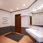 Musta värvi libisemiskindel väliporimatt saunaruumi eesruumis, mis tagab ohutuse ja puhtuse märgadel põrandatel