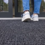 Tööstuslik väliporimatt märgadele pindadele, mis tagab maksimaalse haarduvuse ja ohutuse