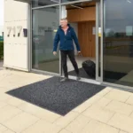 FloorStudio väliporimatt kaasaegse büroohoone sissepääsul, tagades esindusliku välimuse ja puhtuse