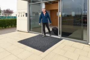 FloorStudio väliporimatt kaasaegse büroohoone sissepääsul, tagades esindusliku välimuse ja puhtuse