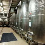 Musta värvi väliporimatt, millel on kulumiskindel reljeefne pind ja mustust koguv struktuur