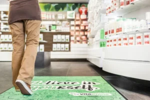 Siseruumi logovaip kaupluse põrandal, teostus FloorStudio