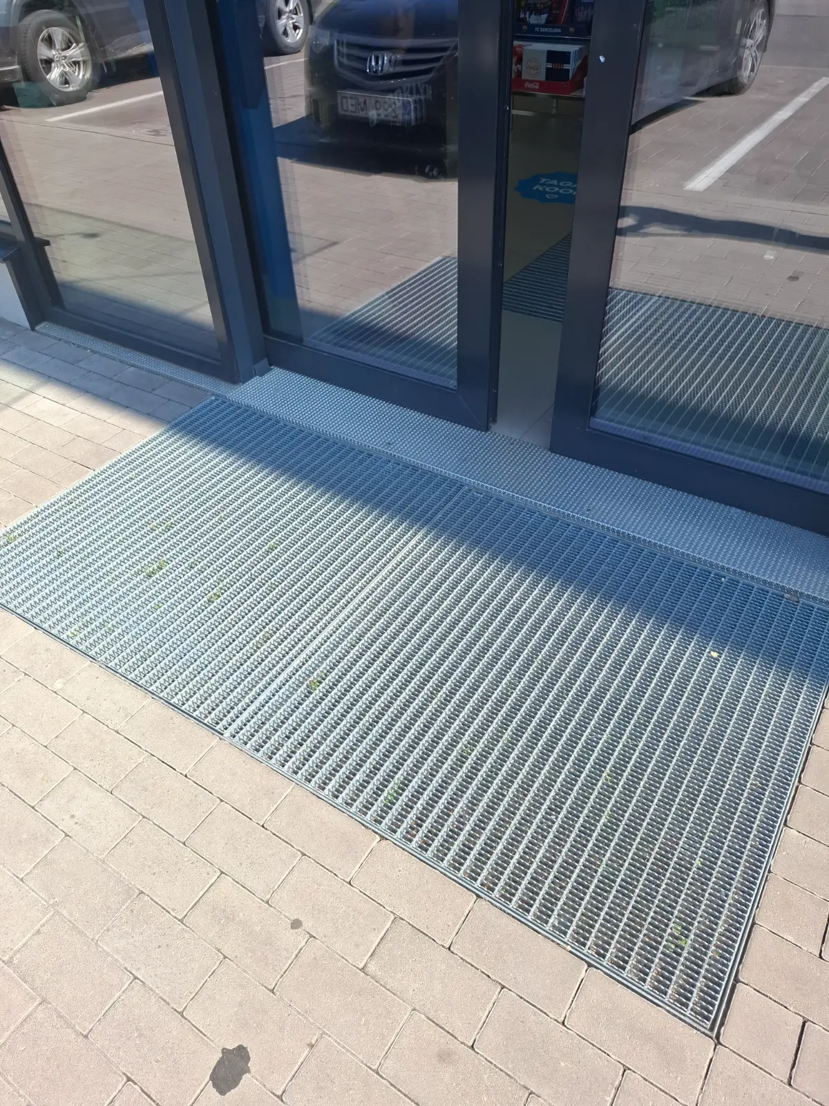 Tsingitud terasest porirest sissepääsu ees