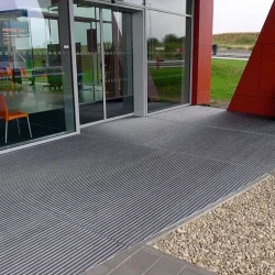 Välisukse harjasmatt kaubanduskeskuse ukse ees