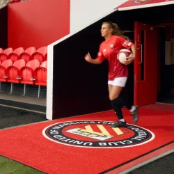 Porimatid ja logovaibad. Jalgpallistaadioni sissepääsus asuv pikk, punane logovaip, mis on loodud ekstreemsetesse oludesse